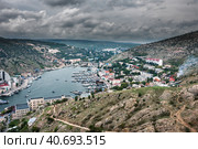 Крымский полуостров, бухта Балаклава, Горный ландшафт, морская пристань, курортная зона (2018 год). Редакционное фото, фотограф виктор химич / Фотобанк Лори