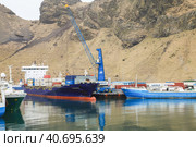 Bakkafos container Ship loading in port of Vestmannaeyjar island (2017 год). Редакционное фото, фотограф EugeneSergeev / Фотобанк Лори