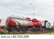 Волгоград, Тракторозаводский район, Россия.  Городской пейзаж, автомобиль, бензовоз производит слив топлива в ёмкость автозаправочной станции из цистерны. (2023 год). Редакционное фото, фотограф Андрей Цыганков / Фотобанк Лори