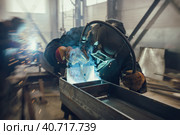 Полуавтоматическая сварка металлоконструкций для строительства промышленной установки. Стоковое фото, фотограф Сергей Сергеев / Фотобанк Лори