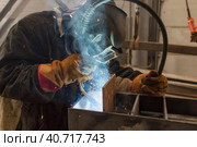 Полуавтоматическая сварка металлоконструкций для строительства промышленной установки. Стоковое фото, фотограф Сергей Сергеев / Фотобанк Лори