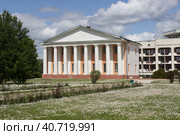 "Псарня" и современный корпус санатория "Марфинский". Марфино, Московская область, Мытищинский район (2023 год). Редакционное фото, фотограф Елена Орлова / Фотобанк Лори