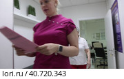 Врач-невролог и женщина пациент выходят из кабинета, реабилитация в центре доктора Бубновского в Балашихе (2023 год). Редакционное видео, видеограф Дмитрий Неумоин / Фотобанк Лори