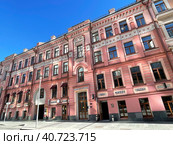Арбатский пер., 2/6, Москва, Россия .Доходный дом В. К. Тишенинова, 1860 год (2023 год). Редакционное фото, фотограф Овчинникова Ирина / Фотобанк Лори