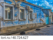 Street in the old town in Evpatoria (2022 год). Стоковое фото, фотограф Анна Кривицкая / Фотобанк Лори
