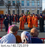 Пасха. Встреча благодатного огня около Золотых ворот. Город Владимир (2023 год). Редакционное фото, фотограф Макаров Алексей / Фотобанк Лори