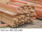 Штабель из деревянных брусьев на строительной площадке. Stack of wooden bars. Стоковое фото, фотограф Татьяна Д / Фотобанк Лори