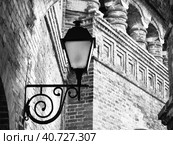 Москва, Крутицкое подворье. Фонарь, стилизованный под старинный. Krutitsky farmstead. A lantern stylized as an old one. (2023 год). Редакционное фото, фотограф Сергей Никифоров-Гордеев / Фотобанк Лори