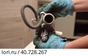 a broken old washing machine water pump in the hands of repairman. Стоковое видео, видеограф Андрей Знаменский / Фотобанк Лори