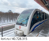 Монорельсовый поезд ЭПС 08 на станции "Телецентр", Москва (2022 год). Редакционное фото, фотограф Мария Кылосова / Фотобанк Лори