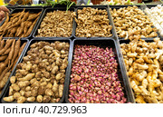 Various edible healthy root vegetables in a market showcase. Стоковое фото, фотограф Евгений Ткачёв / Фотобанк Лори
