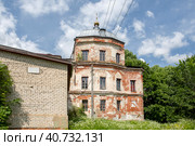 Церковь Успения Пресвятой  Богородицы, усадьба Свиньиных-Козловских, село Смоленское (2023 год). Редакционное фото, фотограф Ирина Яровая / Фотобанк Лори