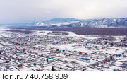 Горный Алтай зимой: Катунский хребет и село Усть-Кокса. Вид с воздуха. Altai mountains in winter: Katunsky ridge and Ust-Koksa village. Aerial view. (2022 год). Стоковое видео, видеограф Евгений Романов / Фотобанк Лори