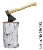 Топор, воткнутый в березовый пень на белом фоне. Axe stuck in birch stump on white background. Стоковое фото, фотограф Татьяна Д / Фотобанк Лори
