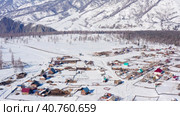 Горный Алтай зимой: Катунский хребет и село Кучерла. Вид с воздуха. Altai mountains in winter: Katunsky ridge and Kucherla village. Aerial view. (2022 год). Стоковое видео, видеограф Евгений Романов / Фотобанк Лори