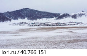 Горный Алтай зимой: деревня Оро. Вид с воздуха. Altai mountains in winter: Oro village. Aerial view. (2022 год). Стоковое видео, видеограф Евгений Романов / Фотобанк Лори