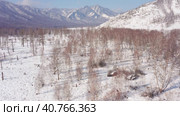Горный Алтай зимой. Катунский хребет и река Катунь. Вид с воздуха. Altai mountains in winter. Katunsky Ridge and Katun River. Aerial view. Стоковое видео, видеограф Евгений Романов / Фотобанк Лори