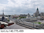 Москва. Вид со смотровой площадки Казанского вокзала в сторону высотного здания на площади Красных Ворот (Садовая-Спасская улица, 21/1) (2023 год). Редакционное фото, фотограф Илюхина Наталья / Фотобанк Лори