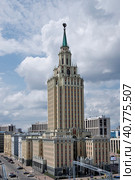 Москва. Гостиница «Ленинградская» (Hilton Moscow Leningradskaya Hotel). Вид со смотровой площадки Казанского вокзала (2023 год). Редакционное фото, фотограф Илюхина Наталья / Фотобанк Лори