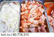 Витрина с вкусными полуфабрикатами из куриного мяса. Стоковое фото, фотограф FotograFF / Фотобанк Лори
