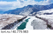 Горный Алтай зимой. Хребет Иолго и река Катунь. Вид с воздуха. Altai Mountains in winter. Iolgo Ridge and Katun River. Aerial view. Стоковое видео, видеограф Евгений Романов / Фотобанк Лори