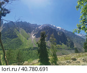 Вид на горы по дороге на Цейский ледник. Кавказ (2021 год). Редакционное фото, фотограф Юлия Кваскова / Фотобанк Лори