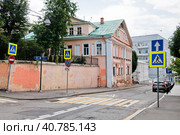 Палаты Шуйских. Летний день. Подкопаевский переулок, дом 5/2. Москва (2023 год). Редакционное фото, фотограф E. O. / Фотобанк Лори