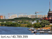 Moscow, Russia - July 22. 2021. Mitino view from Moskva river (2000 год). Редакционное фото, фотограф Володина Ольга / Фотобанк Лори