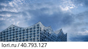 Hamburg, Germany - July 7, 2019: Panoramic view of Elbphilharmonie top roof located in hafencity district, Hamburg, Germany. Стоковое фото, фотограф Igor Tichonow / Фотобанк Лори