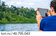 Traveler making Foto with Gadget of Mangrove near Warikaf Homestay, Kabui Bay and Passage. Gam Island, West Papuan, Raja Ampat, Indonesia (2016 год). Стоковое фото, фотограф Igor Tichonow / Фотобанк Лори