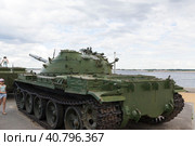 Волгоград, Центральная набережная, Россия.  Основной боевой танк Т-62, площадка с военной техникой на берегу Волги. (2023 год). Редакционное фото, фотограф Андрей Цыганков / Фотобанк Лори