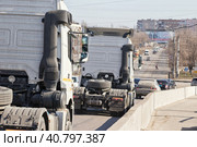 Trucks tractors without trailers down from the bridge into the stream of urban transport (2017 год). Редакционное фото, фотограф Сергей Сергеев / Фотобанк Лори