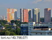 Krasnogorsk, Russia - 24 July. 2021. Modern high-rise residential buildings in Pavshino. Редакционное фото, фотограф Володина Ольга / Фотобанк Лори