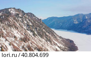 Горный Алтай зимой: Телецкое озеро. Вид с воздуха. Altai mountains in winter: Teletskoye lake. Aerial view. Стоковое видео, видеограф Евгений Романов / Фотобанк Лори