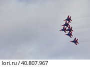 The performance of the aviation group of aerobatics Military-air forces of Russia "Strizhi" over the water area of the Volga river (2018 год). Редакционное фото, фотограф Сергей Сергеев / Фотобанк Лори