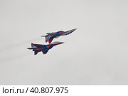 The performance of the aviation group of aerobatics Military-air forces of Russia "Strizhi" over the water area of the Volga river (2018 год). Редакционное фото, фотограф Сергей Сергеев / Фотобанк Лори