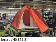 Tent on sale in the sports shop (2014 год). Редакционное фото, фотограф Анна Кривицкая / Фотобанк Лори