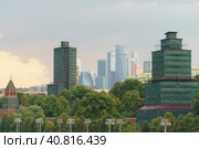 Moscow downtown cityscape. Kremlin Towers under renovation , skyscrapers of modern business district in summer day. Concept of combining past and present in the guise of a city (2022 год). Стоковое фото, фотограф YuryKara / Фотобанк Лори