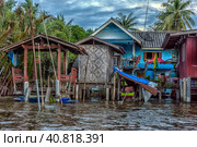 A serene warren of canals, floating houses and stilt houses over the Chao Phraya River, at Krung Thon Bridge (Saphan Sang Hi) (2019 год). Редакционное фото, фотограф Анна Кривицкая / Фотобанк Лори