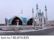 People under the Qol Sharif mosque in Kazan Kremlin. It was built in 1996-2005 in memory of the legendary 16th century mosque (2018 год). Редакционное фото, фотограф Анна Кривицкая / Фотобанк Лори