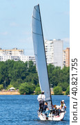 Sailing boats on Moscow River with Strogino (2023 год). Редакционное фото, фотограф Скрипачев Антон / Фотобанк Лори