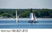 Sailing boats on Moscow River with Strogino (2023 год). Редакционное фото, фотограф Скрипачев Антон / Фотобанк Лори
