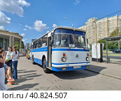 Москва. Городской фестиваль "Ретрорейс". Автобус ЛиАЗ около метро "Университет" (2023 год). Редакционное фото, фотограф Илюхина Наталья / Фотобанк Лори
