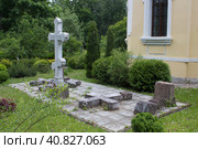 Могилы Олсуфьевых у церкви святителя Николая в усадьбе Никольское-Обольяниново. Село Подъячево, Московская область (2023 год). Редакционное фото, фотограф Елена Орлова / Фотобанк Лори