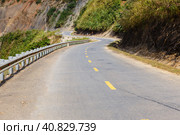 Asphalt mountain road, Lai Chau province, Vietnam (2018 год). Стоковое фото, фотограф Михаил Пряхин / Фотобанк Лори