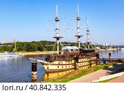 Великий Новгород. Старый парусник Ресторан Фрегат Флагман на реке Волхов летом (2022 год). Редакционное фото, фотограф FotograFF / Фотобанк Лори