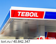 Логотип АЗС Teboil на фоне голубого неба. Тебойл — дочерняя компания российской нефтяной компании Лукойл. (2023 год). Редакционное фото, фотограф FotograFF / Фотобанк Лори