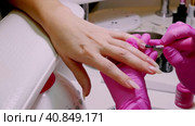 Nail extension services. A manicurist makes gel nail extensions using a manicure brush. Стоковое видео, видеограф Алексей Гекало / Фотобанк Лори