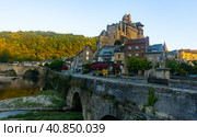 French township of Estaing on bank of Lot River with arched bridge and fortified castle. Стоковое фото, фотограф Яков Филимонов / Фотобанк Лори