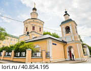 Храм Живоначальной Троицы в Хохлах (в Хохловке, в Старых Садех). Лето. Хохловский переулок. Москва. Россия (2023 год). Редакционное фото, фотограф E. O. / Фотобанк Лори